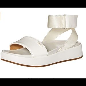 🤍UGG 🤍Lennox Glossy Patent Sandal- New